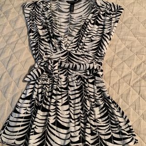 Banana Republic black & white Palm print v-neck top with waist tie